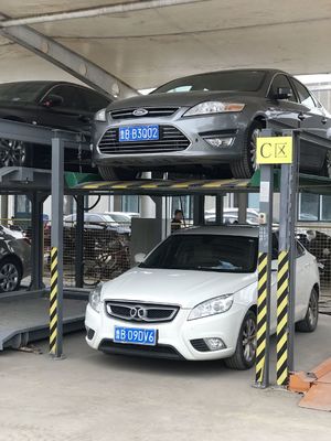 Thiết kế lưu trữ trong bốn cột thang máy thủy lực cho xe hơi và lưu trữ gia đình